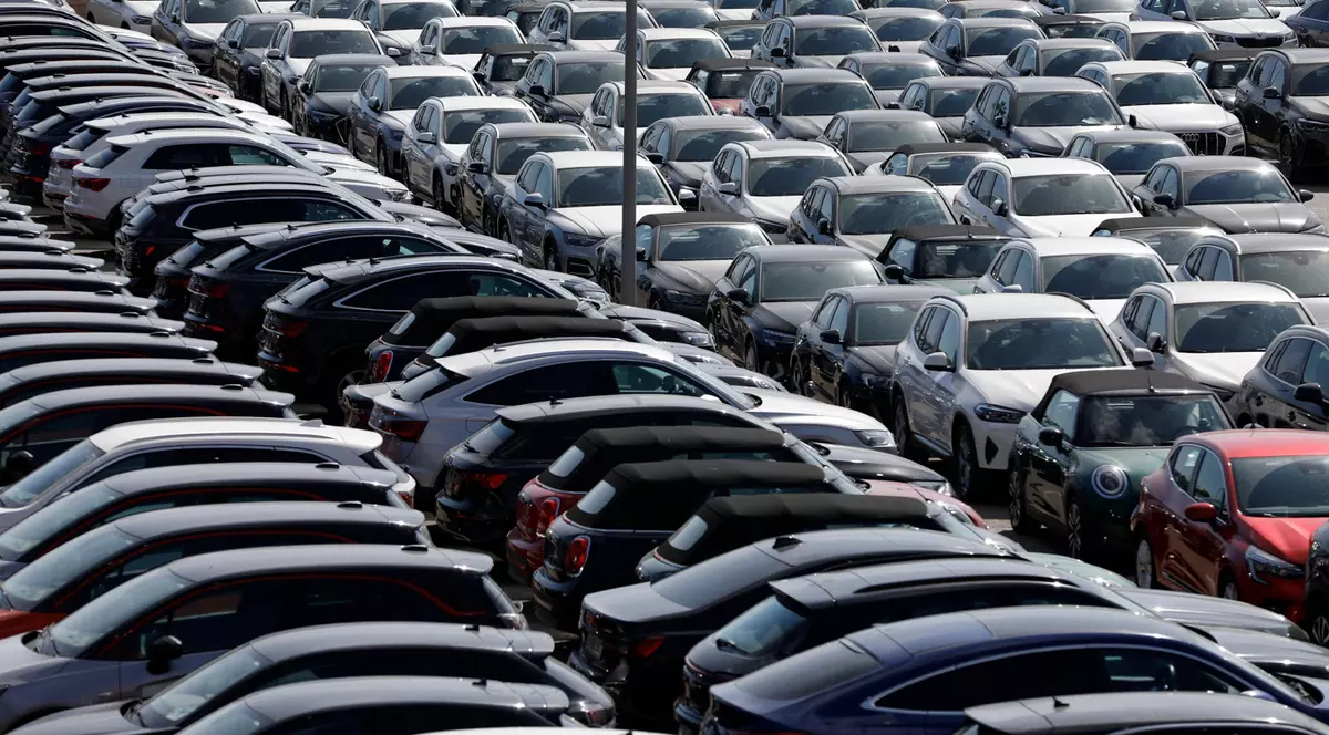 De ce s-au scumpit mașinile la închiriat și cum au ajuns românii să plătească peste 600 de euro pe săptămână în Italia și 70 pe zi în Grecia