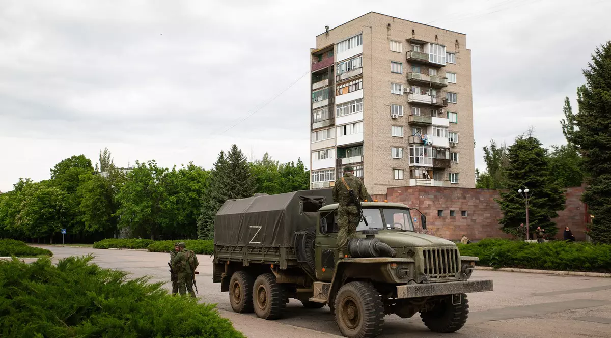 Împușcați într-o misiune umanitară. Soldații ruși, acuzați că au ucis primarul din Hostomel și doi voluntari