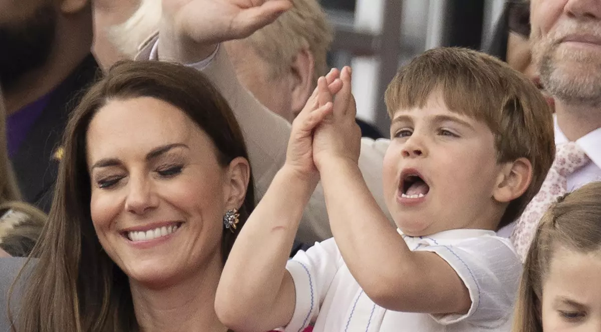 FOTO. Trăsnăile prințului Louis al Marii Britanii au confiscat toată atenția la parada finală a Jubileului de Platină al reginei Elisabeta a II-a. Nimeni nu l-a putut cuminți