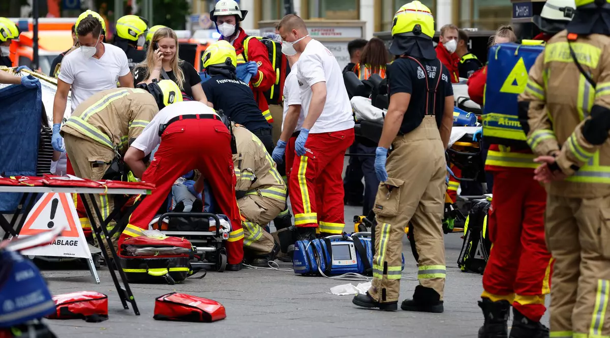 cum ajungi pompier - pompieri realizand un exercitiu de salvare