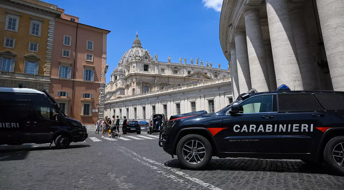 O mașină a încercat să spargă barajul poliției de la intrarea în Vatican. Șoferul, urmărit și oprit cu focuri de armă