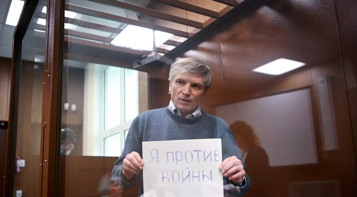 Un deputat local din Moscova a protestat împotriva războiului, chiar în sala de judecată. Ce mesaj a afișat