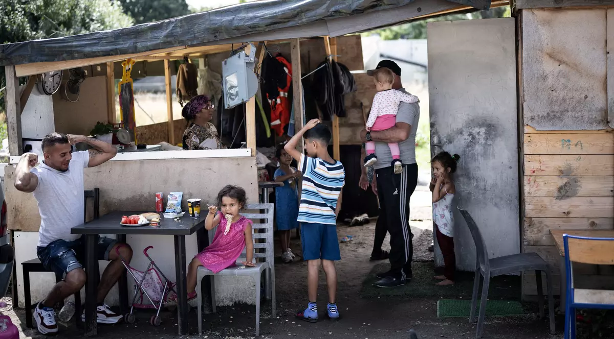 Imagini din mahalalele din Nantes, unde trăiesc peste 2.000 de români. „Avem bani să trăim, dar copiii noștri sunt analfabeți”