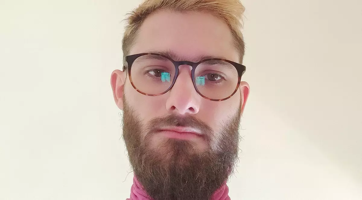 INTERVIU. Profu’ de geografie care le cântă adolescenților despre terapie, identitate de gen și societate civilă 