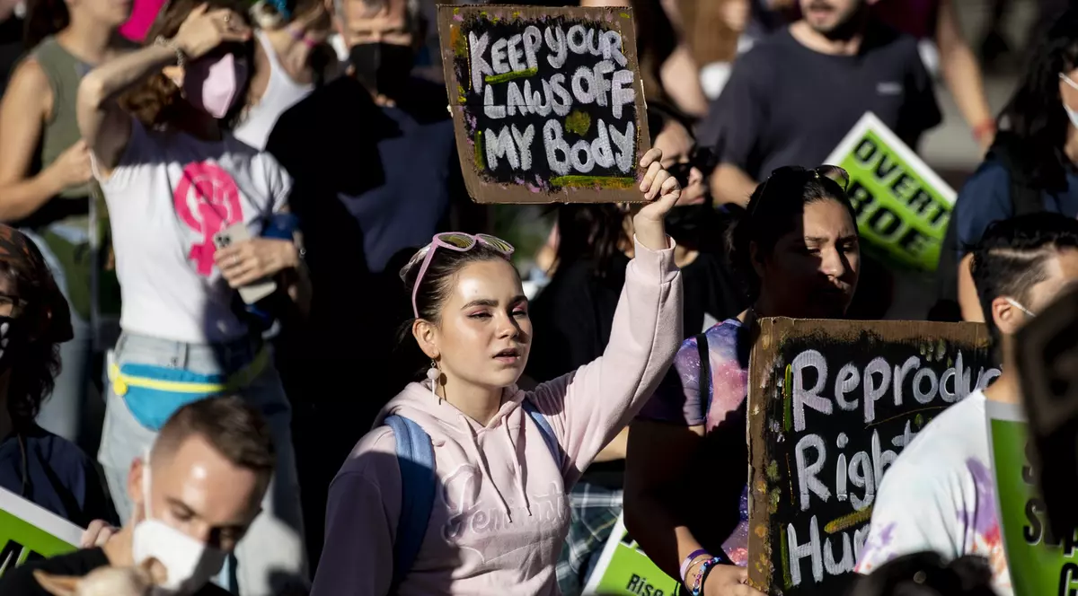 Franța vrea să înscrie dreptul la avort în Constituție, după decizia-șoc din SUA. „Drepturile femeilor sunt încă fragile”