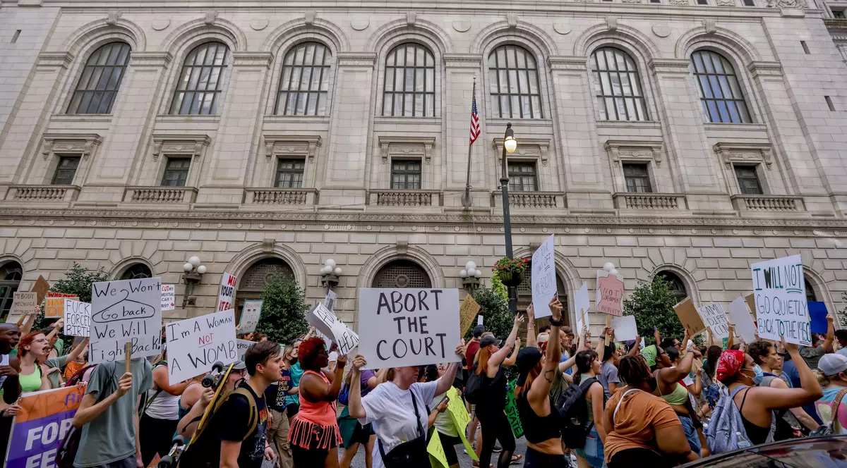A doua zi cu proteste masive în SUA față de eliminarea dreptului constituțional la avort. În paralel,  activiștii „pro-life” au sărbătorit în stradă