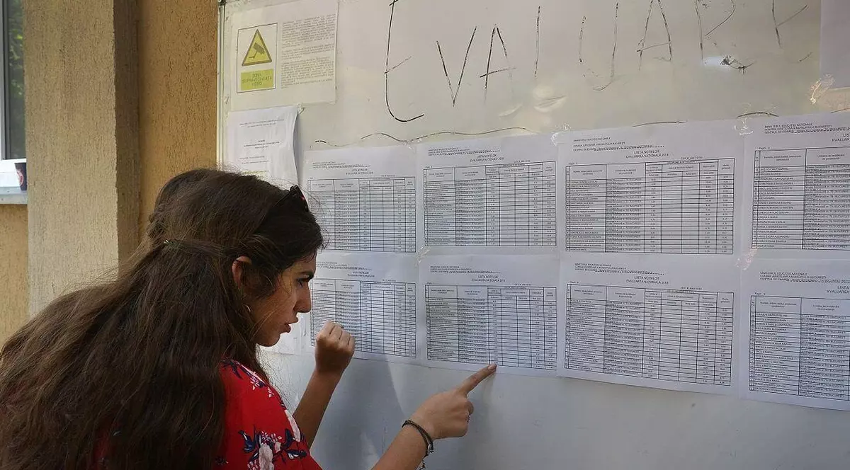 Rezultate Evaluare Națională Argeș 2022- O eleva se uita pe listele cu rezultatele de la examen
