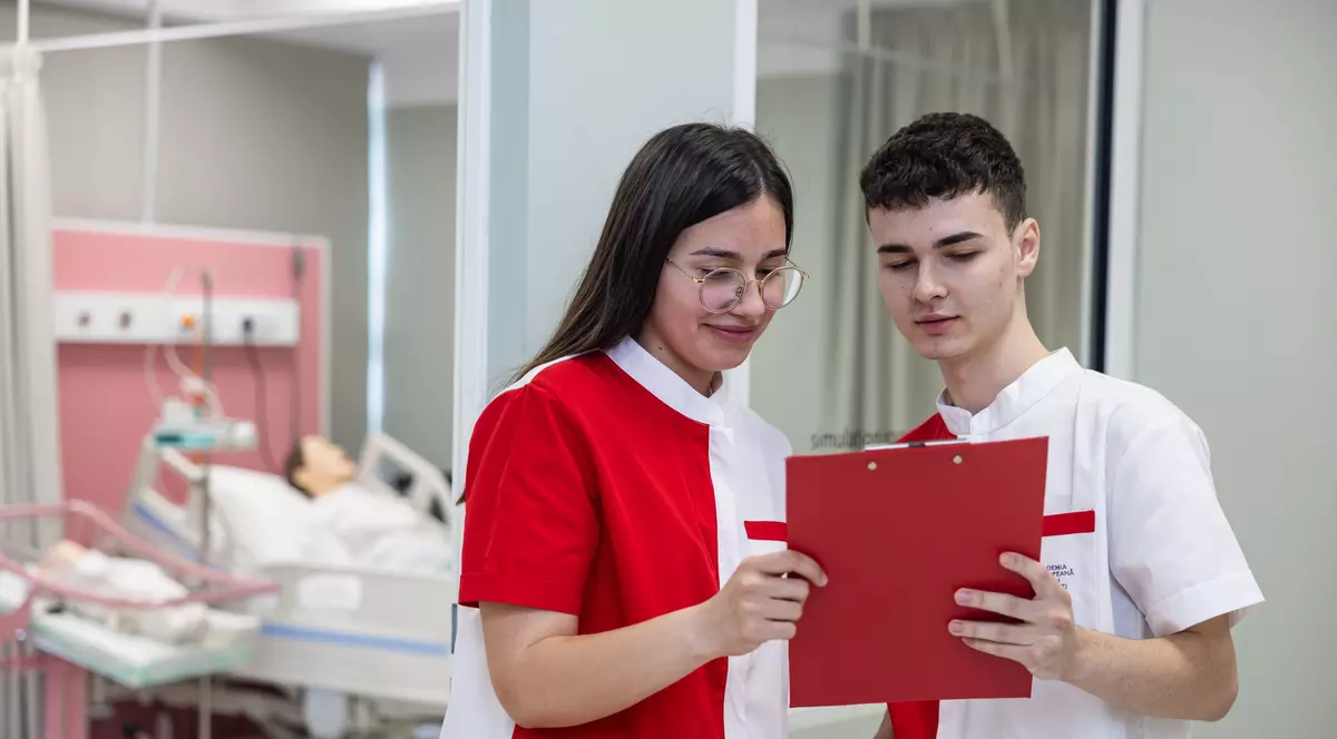 Viața de student la Academia Europeană pentru Asistenți Medicali, văzută prin ochii Lucianei și a lui Alex, doi tineri viitori asistenți medicali