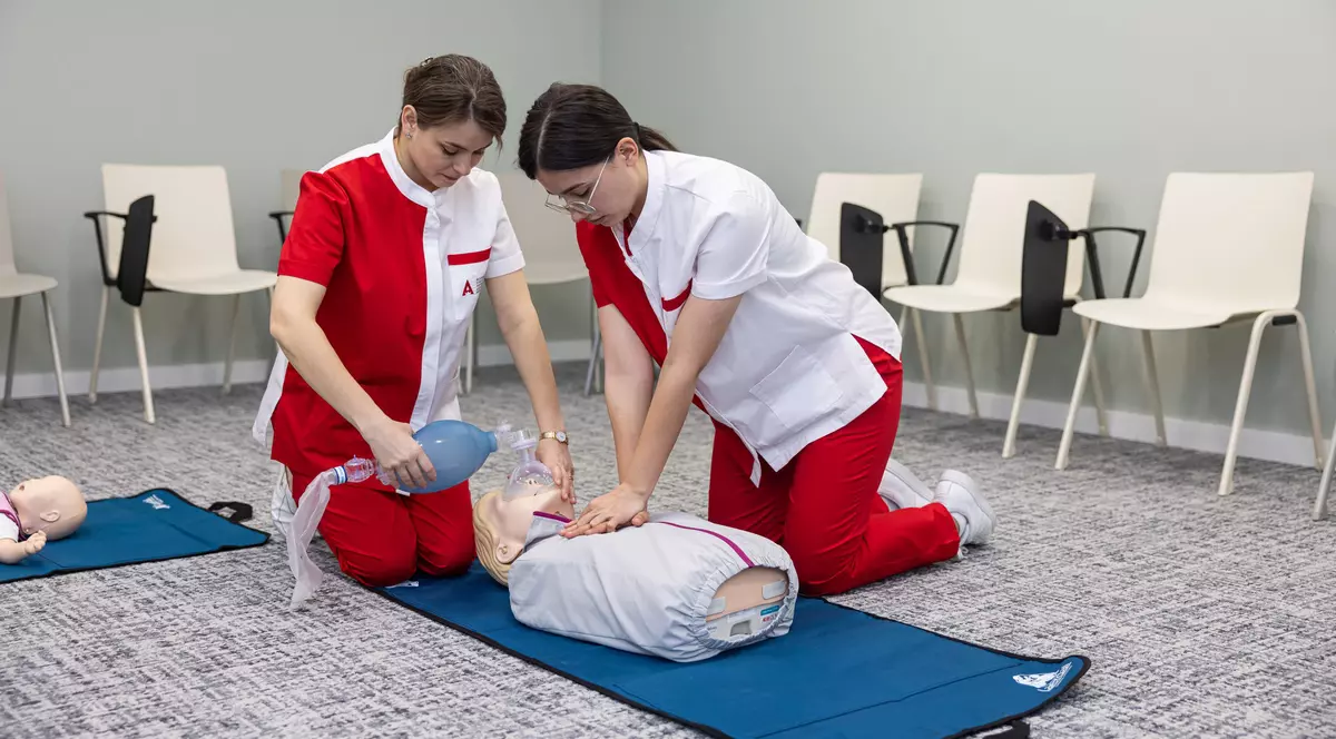 Studenția la Academia Europeană pentru Asistenți Medicali: povestea Cristianei Dinescu și a Elenei Iancovici