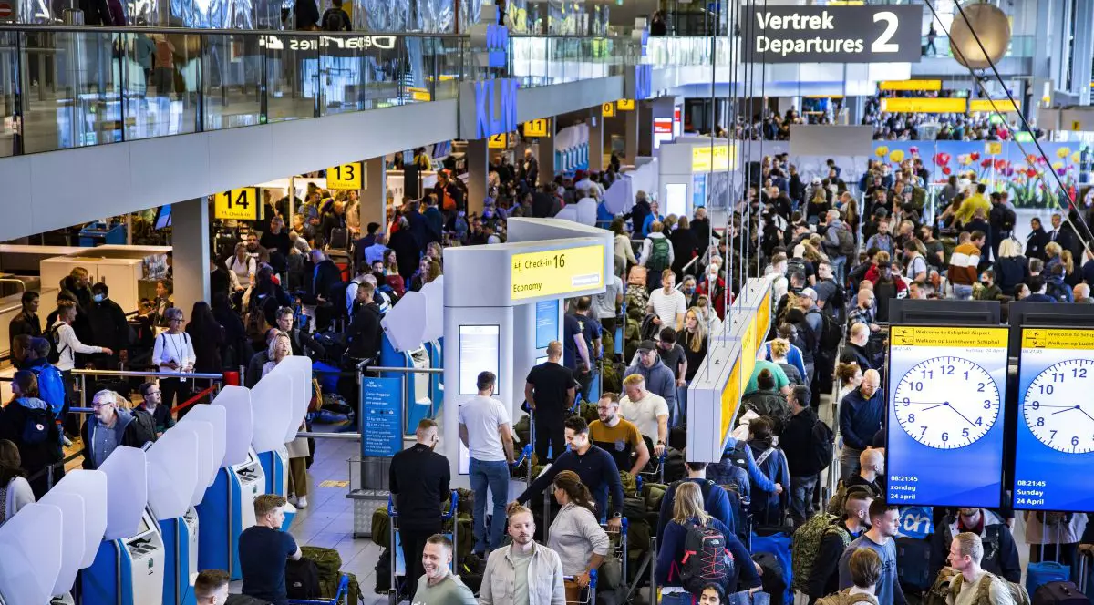 Turiștii trebuie să se pregătească pentru o vară haotică pe aeroporturile din Europa. Care este motivul și ce pot face călătorii
