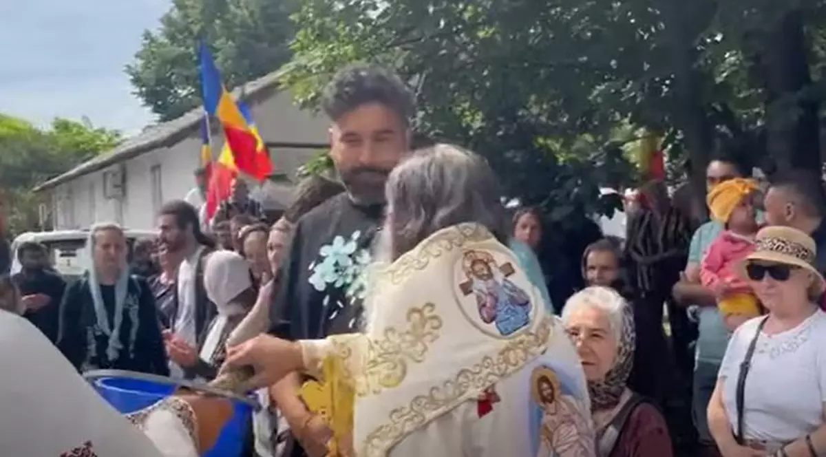 ÎPS Teodosie a ținut slujbă la biserica ilegală de pe trotuar, somat s-o dărâme: „Mai degrabă mor eu”