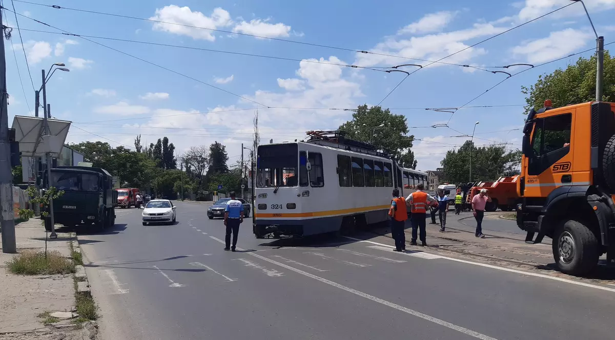 Un tramvai a deraiat în zona șoseaua Progresului din București. Două linii, blocate timp de aproape o oră