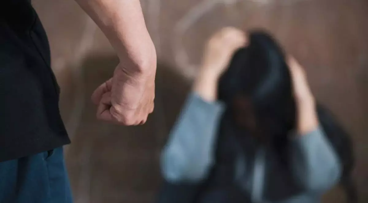 VIDEO O femeie însărcinată, victima unor violențe extreme: bătută cu lanțul și sechestrată de concubin