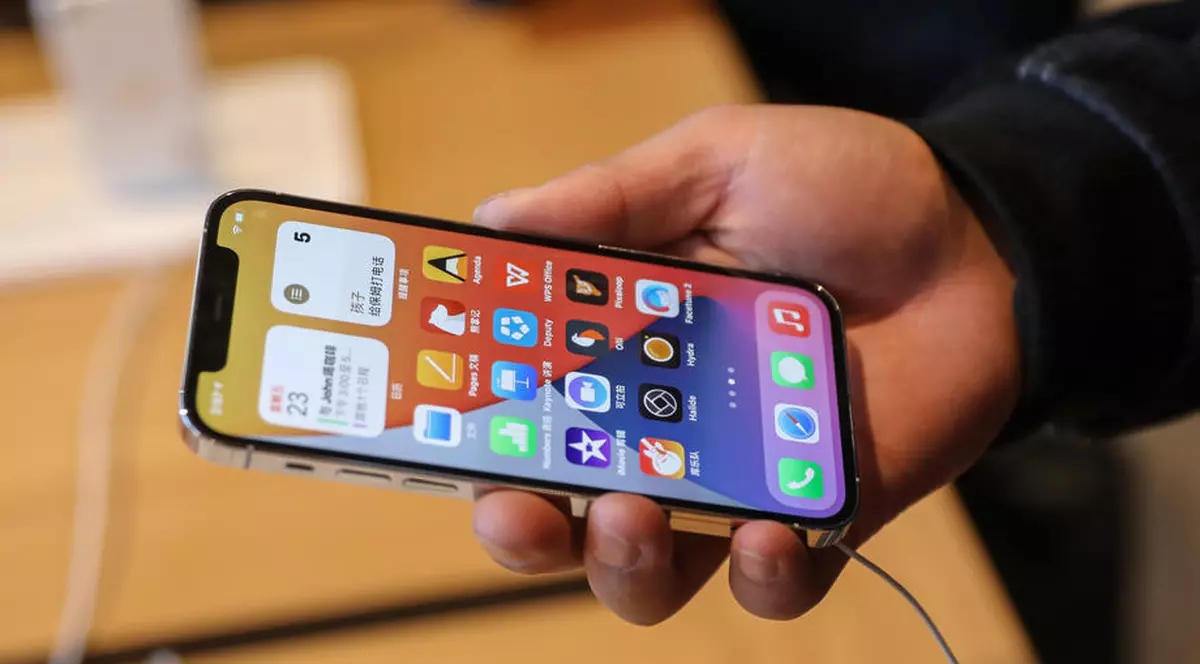 Un român din Italia își urmărea soția printr-o aplicație instalată pe telefon: „Îți dau foc. Merg la închisoare, dar te ard”