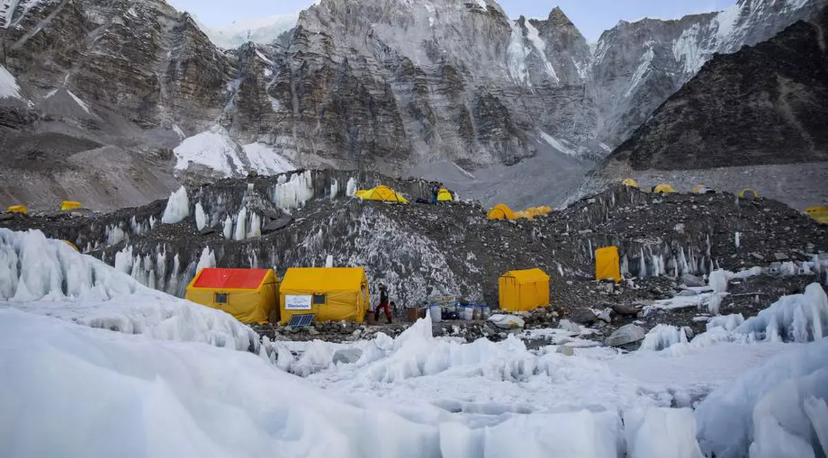Tabăra de bază de pe Everest ar putea fi mutată din cauza schimbărilor climatice