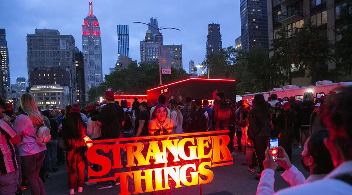 Serialul „Stranger Things” a readus pe locul 1 în topurile muzicale din Marea Britanie o melodie apărută acum 37 de ani