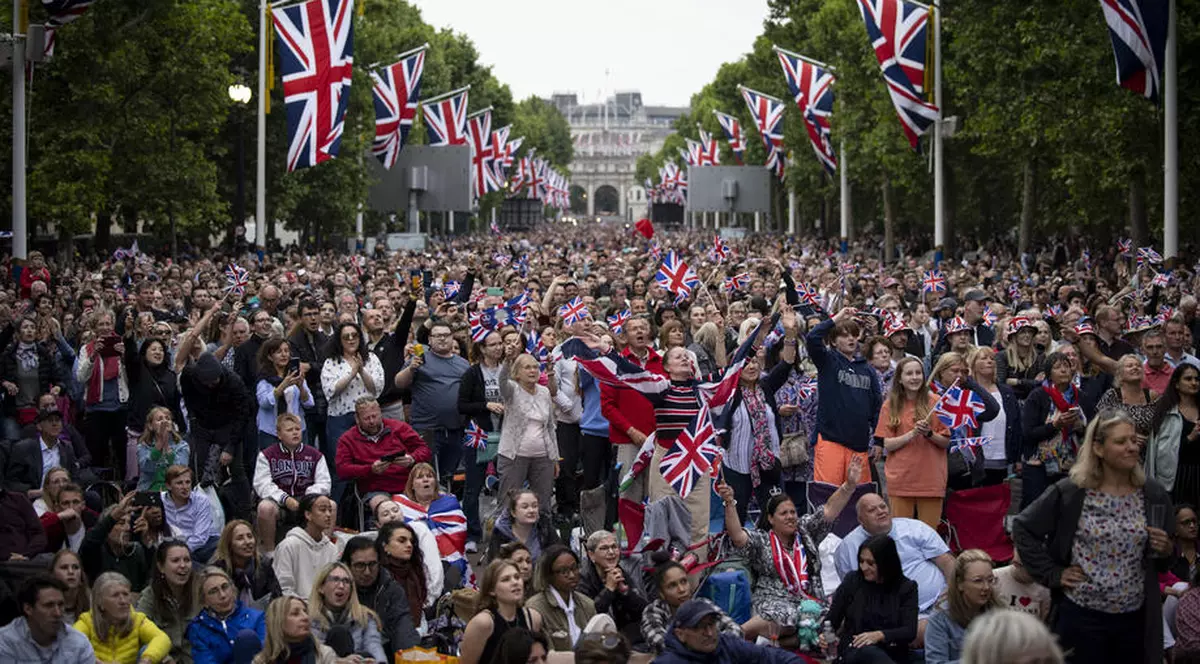 Cum au petrecut britanicii Jubileul de Platină al reginei Elisabeta a II-a - parade, petreceri stradale și curse de câini Corgi