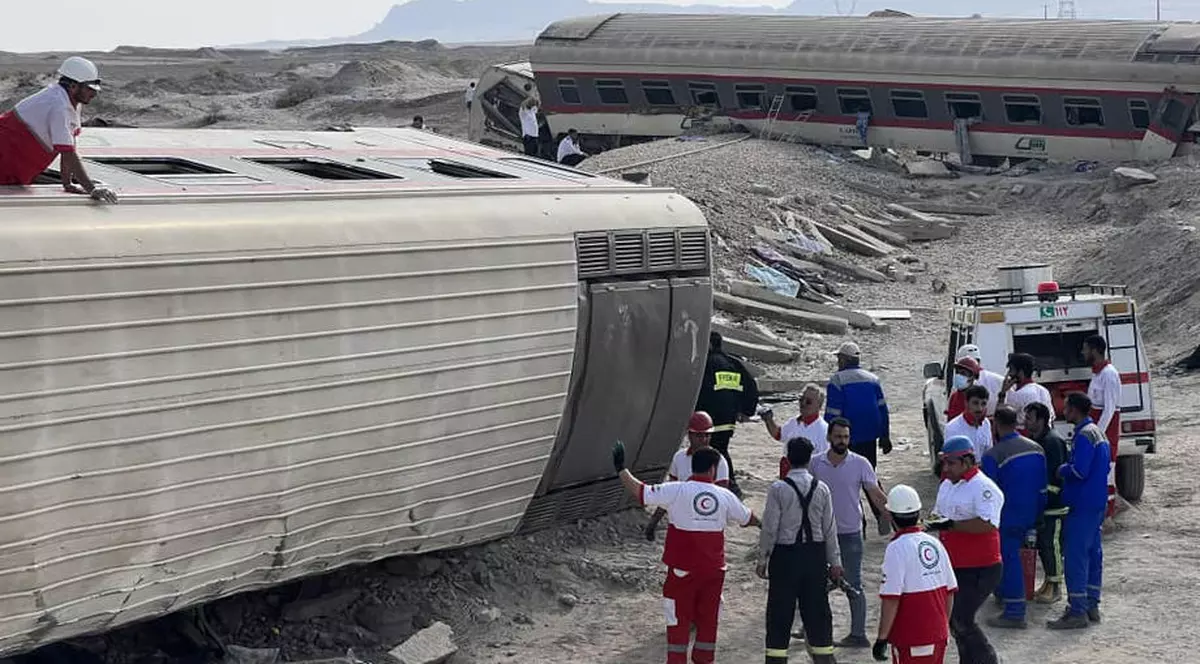 Cel puțin 17 persoane au murit și 50 sunt rănite, după ce un tren s-a ciocnit de un excavator pe șine și a deraiat, în Iran