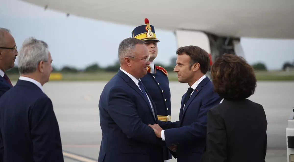 Emmanuel Macron, intampinat de premierul Nicolae Ciuca pe Aeroportul Mihail Kogalniceanu. Foto: EPA