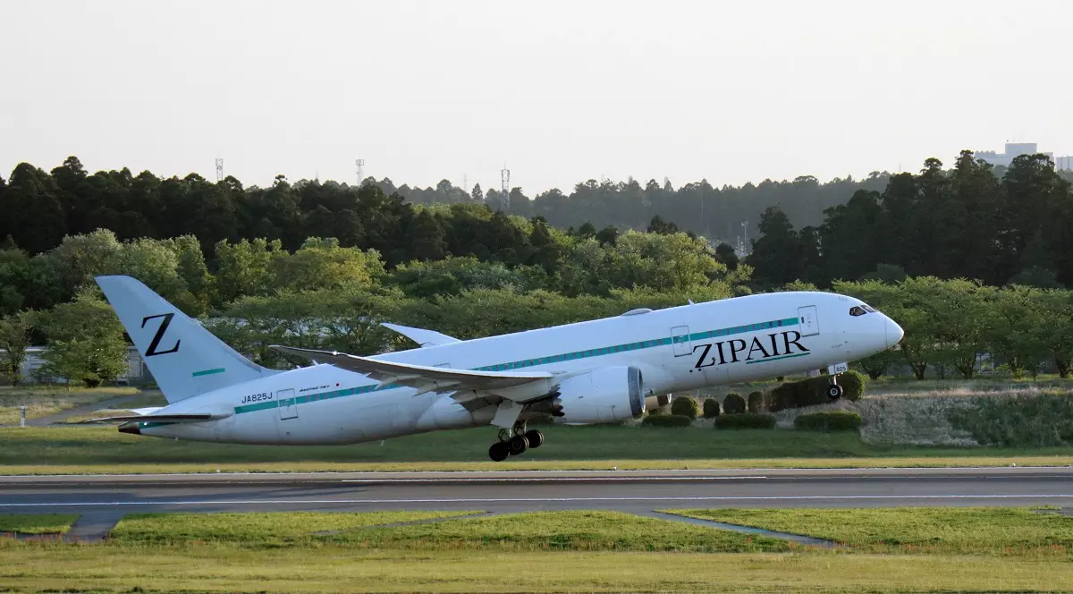 O companie aeriană japoneză, forțată de pasageri să-și revopsească avioanele ca să scape de litera Z de pe coadă