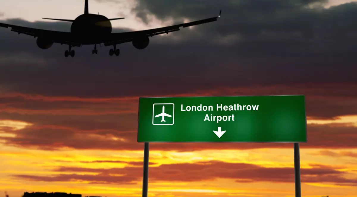 Aeroportul Heathrow, afectat de incendiile care au izbucnit lângă Londra. Fumul a ajuns pe piste și pune în pericol zborurile