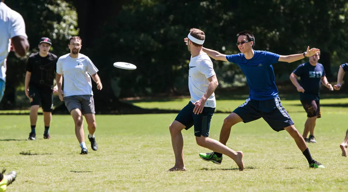 Istoria Frisbee - Grup de tineri care se jucându-se cu un disc Frisbee
