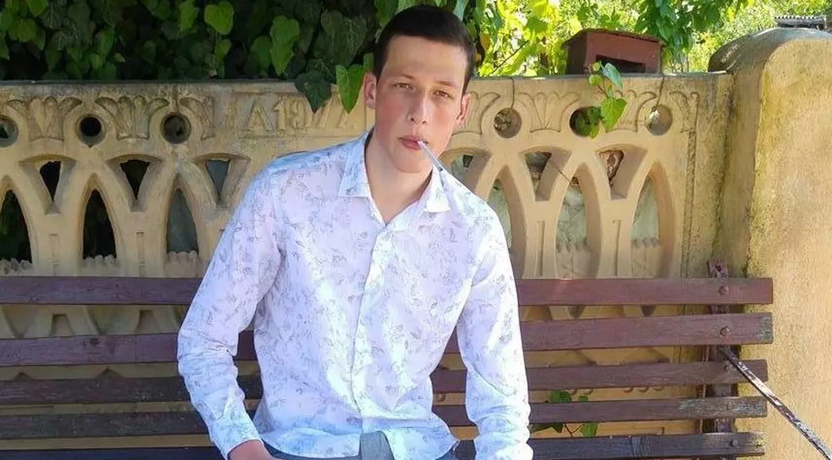 Fiul unui angajat al Secretariatului General al Guvernului, care a lovit intenționat un polițist cu mașina, trimis la închisoare. Ce despăgubiri are de plătit