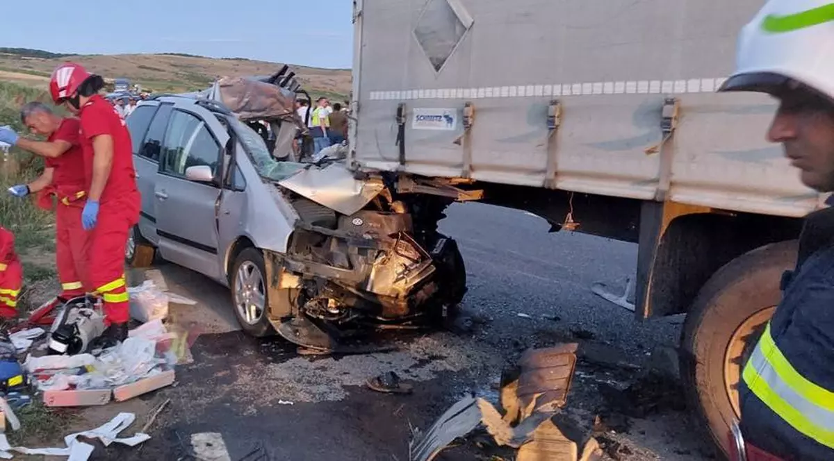 Doi morți și șapte răniți în Vaslui, după ce s-au ciocnit un TIR, o mașină și o căruță. Trei copii, printre victime