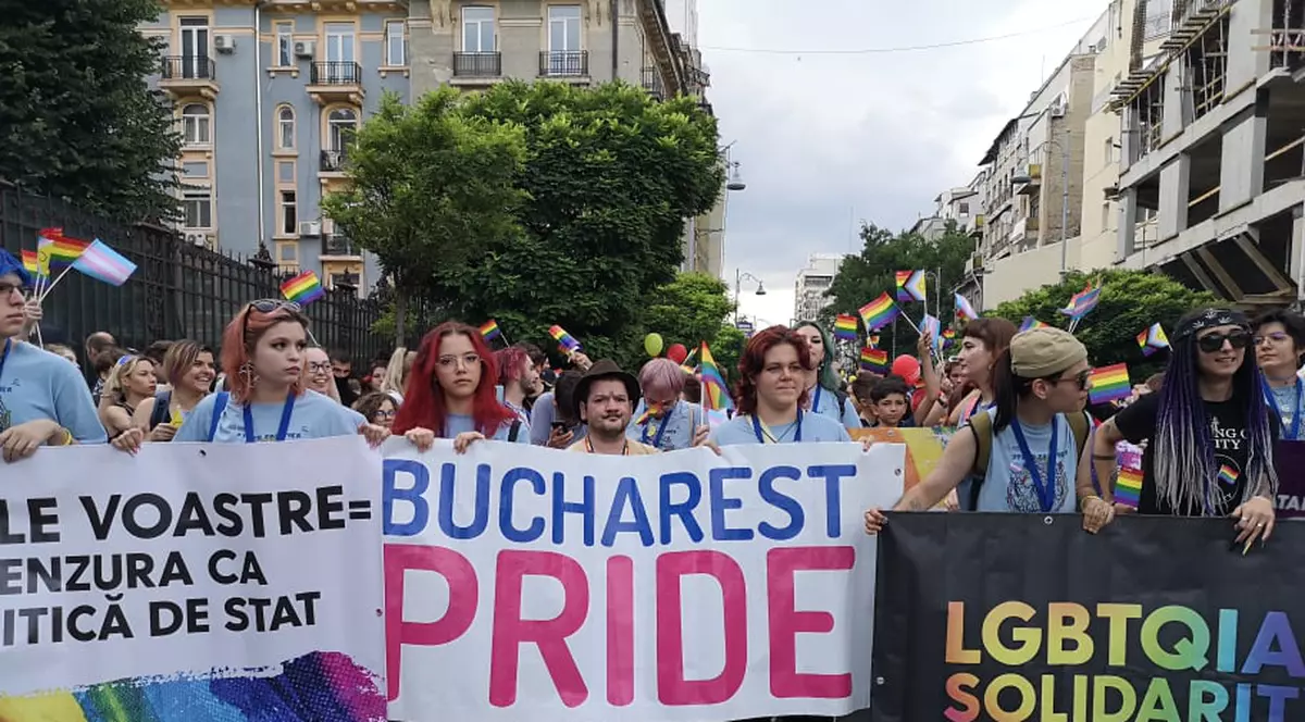 Marșul Bucharest Pride: 15.000 de oameni au defilat cu bannere prin care au cerut egalitate în drepturi pentru persoanele LGBT