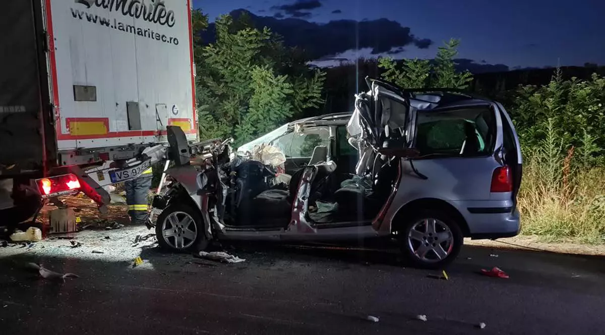 Bilanțul accidentului din Vaslui: doi copii și un tânăr au decedat. 12 persoane se aflau în mașina care s-a izbit într-un autocamion