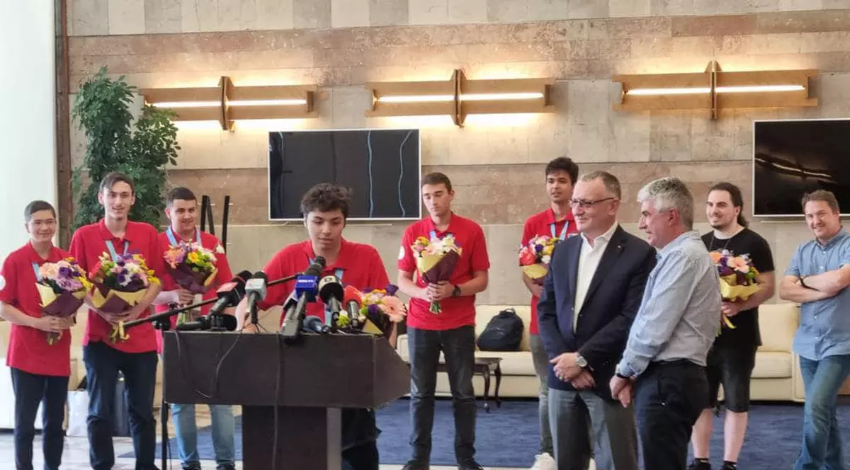 Elevii români care s-au clasat pe locul 5 în lume la Olimpiadă Internaţională de Matematică s-au întors acasă: „Fără muncă nu ajungi nicăieri”