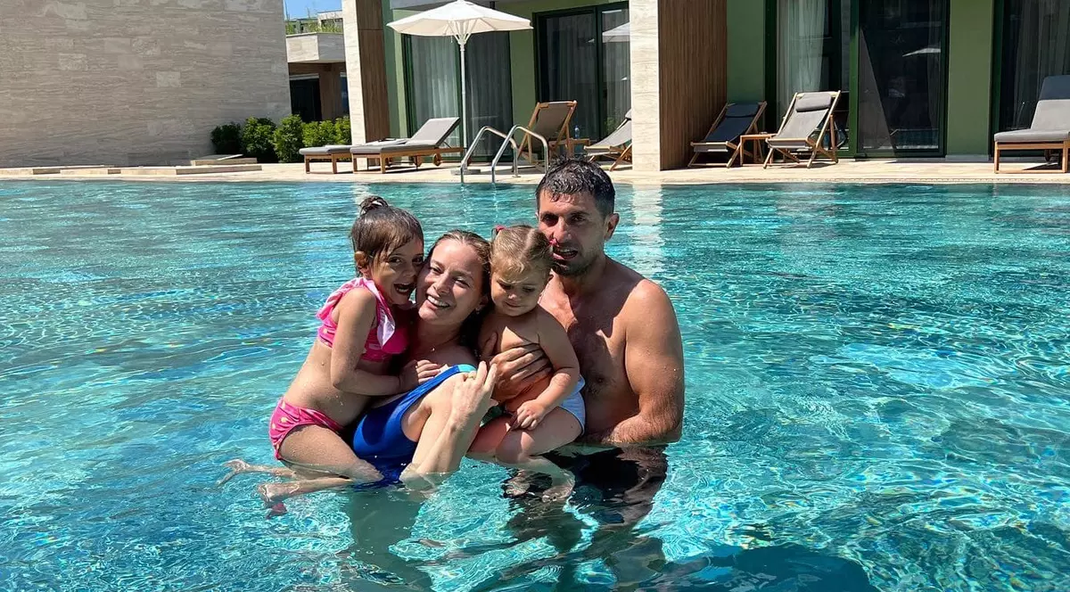 Laura Cosoi, în costum de baie după ce a născut a treia oară. Toți au fost surprinși să vadă cum arată vedeta acum