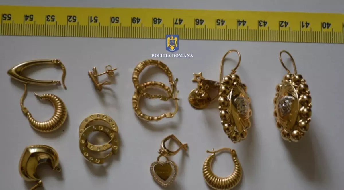 4 bărbați care au spart o bijuterie din Ploiești și au furat 5 kg de aur, reținuți. Hoții au spart peretele din spatele seifului