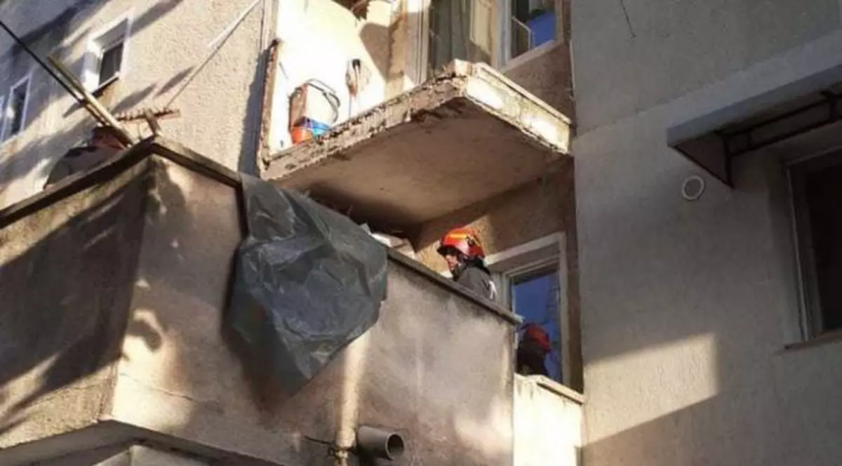 O bucată din balconul unui bloc s-a prăbuşit la  Drobeta-Turnu Severin și a lovit o femeie