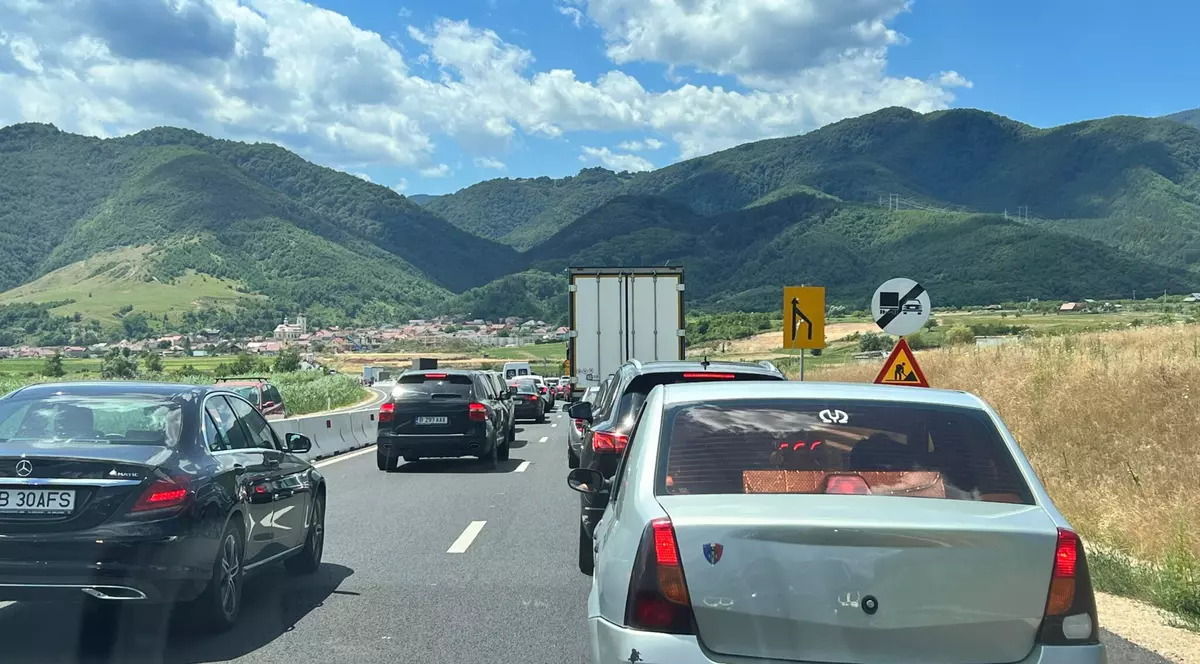 Coloană de mașini de 10 kilometri pe Valea Oltului, după ce o fetiță a fost lovită mortal de o mașină