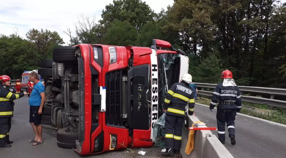 TIR încărcat cu panouri solare, răsturnat pe Dealul Negru. Intervenția pompierilor din Vâlcea
