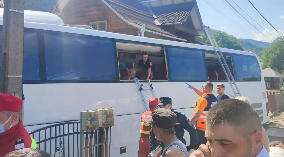 Accident grav în Maramureș: un autocar cu 51 de polonezi a intrat în gardul unei case. Sunt 8 răniți, șoferul a murit