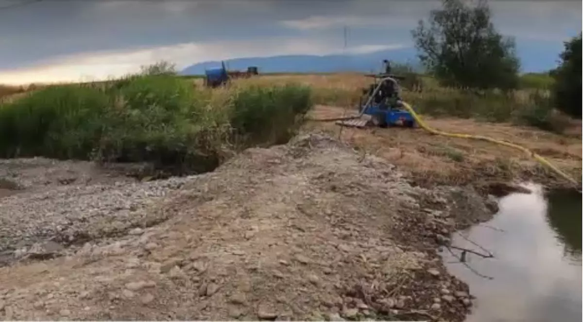 Un fermier din Brașov a blocat cursul râului Bârsa ca să-și irige terenul. „Păi, ce să fac, să se usuce cultura?”
