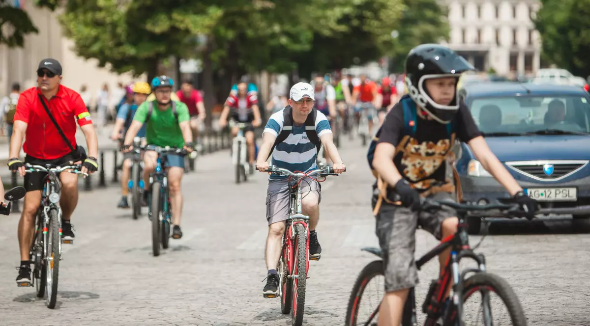 Protest pe bicicletă la Iași, față de scumpirea carburanților: „Nu scade prețul dacă ne plimbăm două ore cu mașina prin oraș, claxonăm, iar la final ne oprim tot la benzinărie”