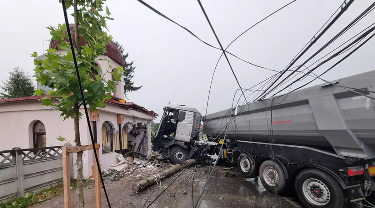 Un TIR a intrat cu viteză în capela unei biserici din Titu. Momentul a fost surprins de camere