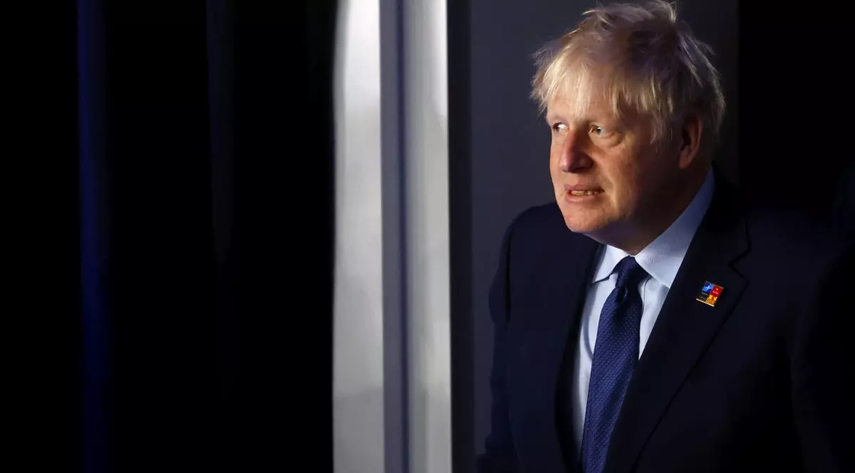Boris Johnson luptă pentru supraviețuire. Premierul britanic, lovit de scandaluri și de demisiile în serie ale miniștrilor