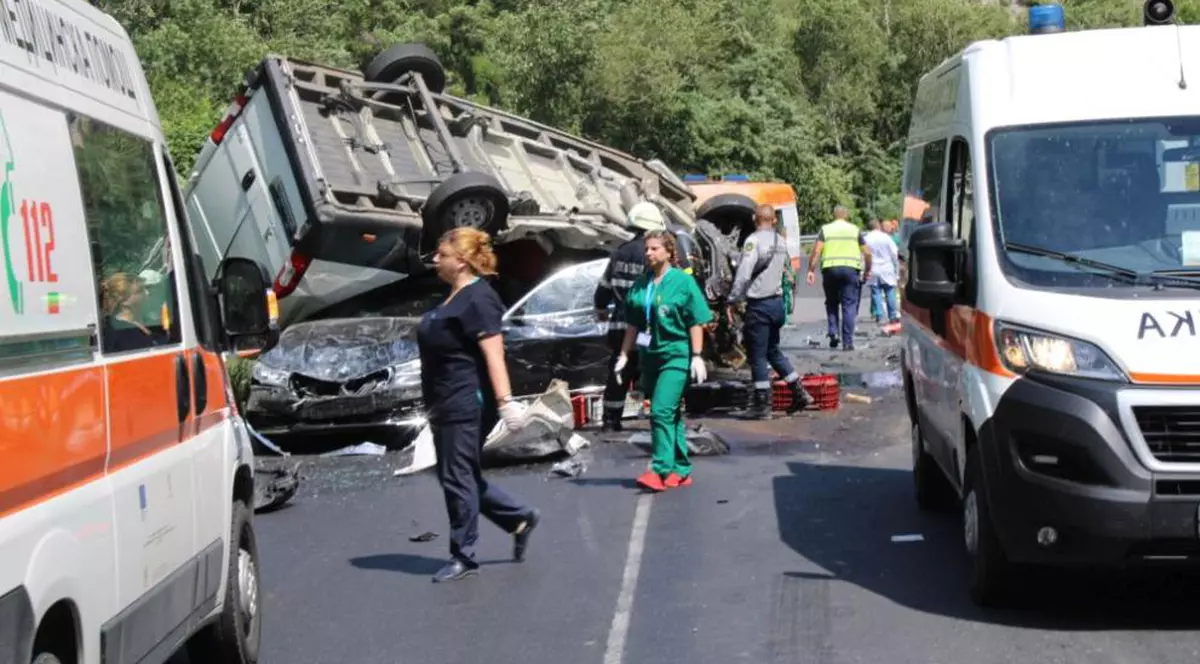 Doi copii mici și părinții lor, nevătămați într-un BMW strivit de o dubă. Un șofer român de TIR, victimă a accidentului din Bulgaria