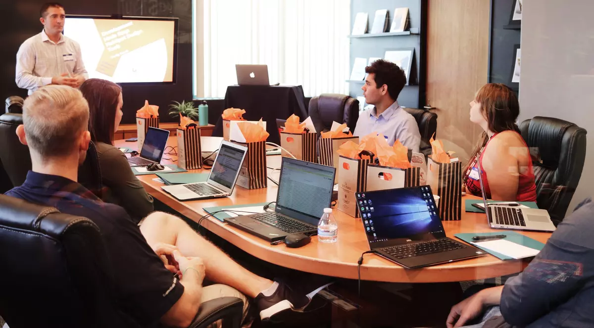 Cum să creezi un mediu de lucru plăcut pentru angajați