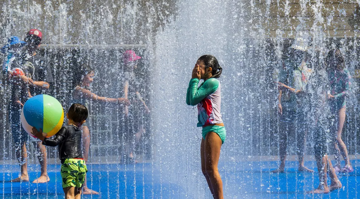 Marea Britanie se topește la peste 40 de grade Celsius. Cum și-au petrecut englezii ziua cu cele mai mari temperaturi din istorie