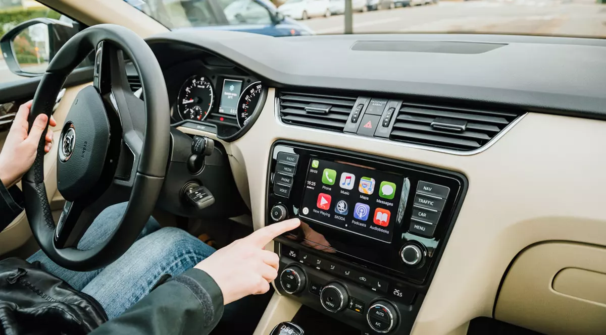 Ce sunt Android Auto şi Apple CarPlay