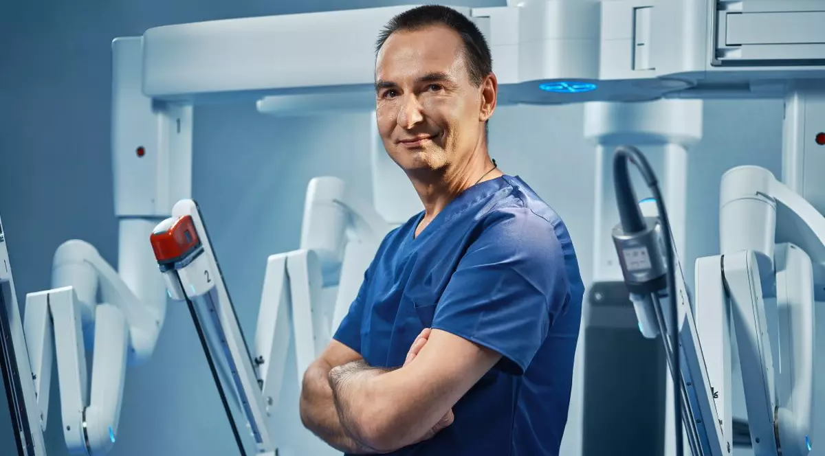 Dr. Victor Radu, Medic Primar Chirurgie Generala, Supraspecializare in Chirurgia Reconstructiva a Peretelui Abdominal si in Chirurgie Robotica