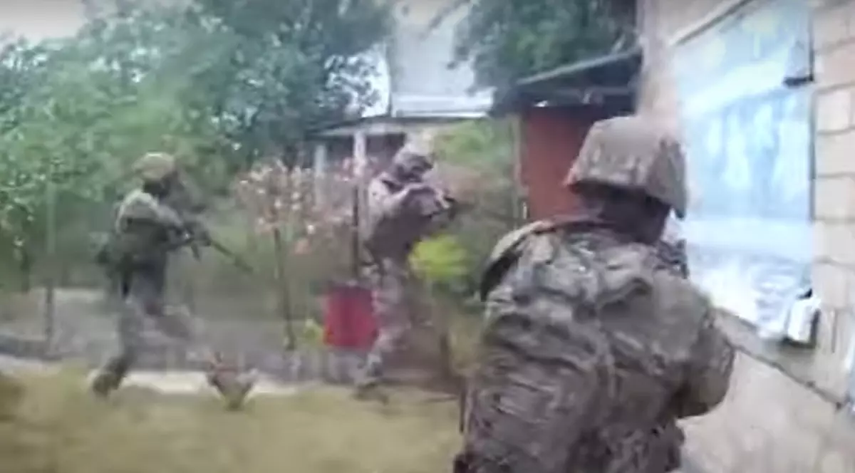 Ucrainenii au filmat momentul când trupele speciale au eliberat cinci bărbați capturați de ruși în Herson