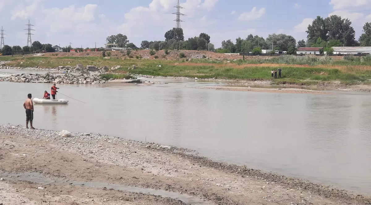 Un băiat de 18 ani a murit înecat în râul Moldova, încercând să-și salveze sora. Fata a decedat la spital