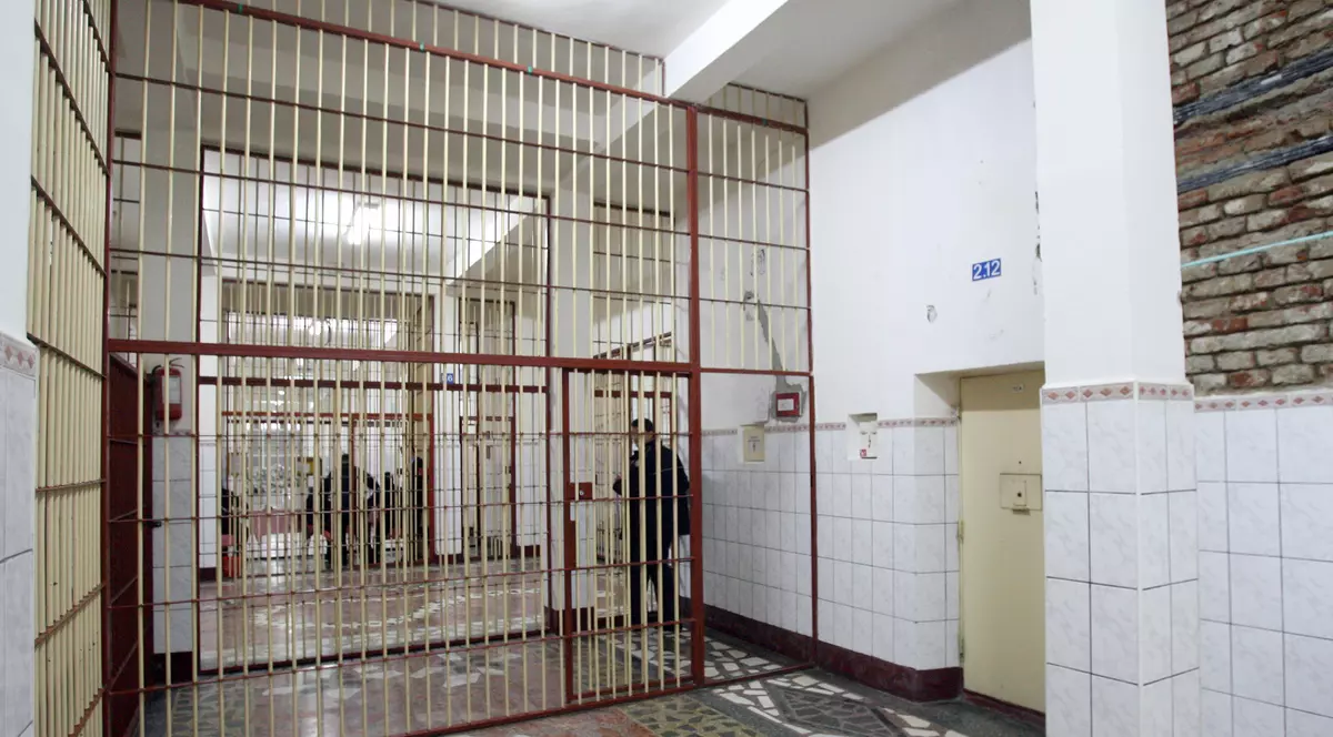 Poliţiştii de penitenciare, în grevă japoneză marţi, urmată de „blocarea la propriu” a închisorilor