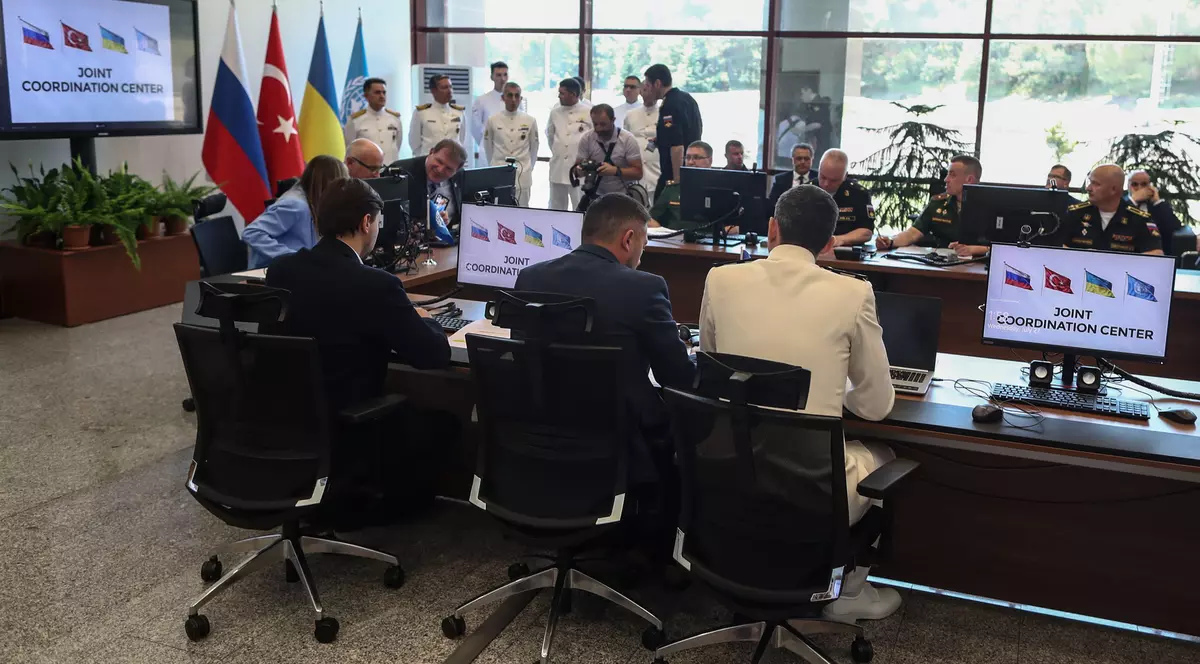 Centrul de la Istanbul care supervizează exporturile de cereale ucrainene a fost inaugurat. Imagini cu militari ucraineni și ruși la aceeași masă